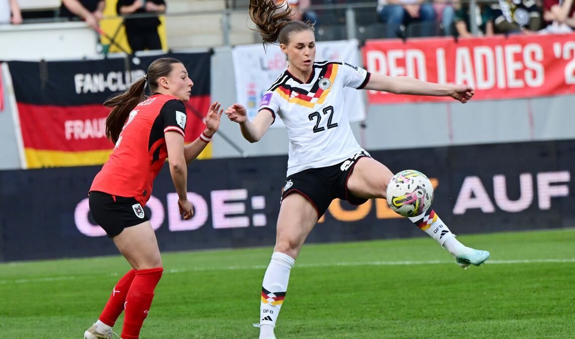 Tat sich schwer gegen Österreich: Flügelstürmerin Jule Brand (r.).