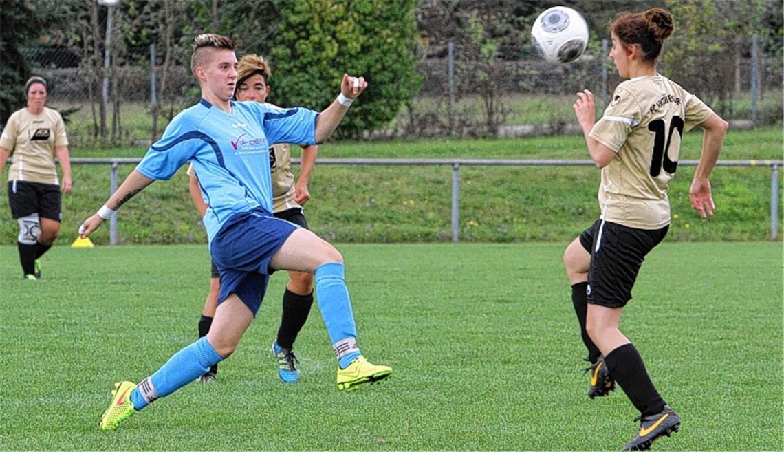 Tatjana Schmidt (li.) ist für die Enzberger nur schwer zu stoppen, auch wenn hier Janine Schöpf den Ball der Ötisheimerin mit dem Kopf abblockt.