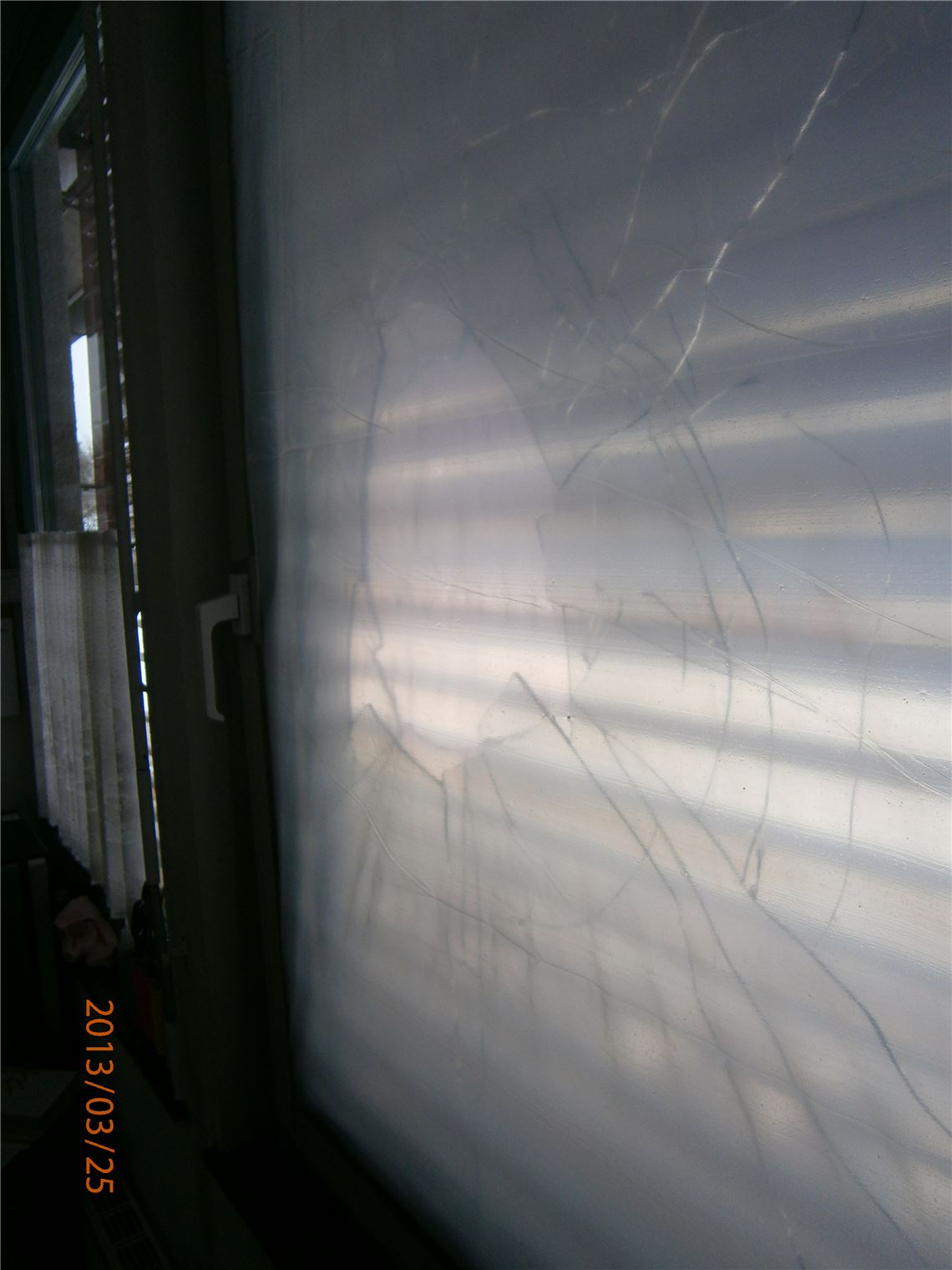 Tatort Dürrmenz: Am städtischen Kindergarten an der Andreasstraße hat der 20-jährige Serieneinbrecher am Wochenende 23./24. März zugeschlagen. Er warf mit einem Stein ein Fenster auf der Rückseite ein, um sich Zugang zu verschaffen. Anschließend durchwühlte er sämtliche Räume, fand aber nur eine geringe Menge Bargeld. Den Sachschaden schätzte die Polizei auf etwa 500 Euro.  Foto: privat