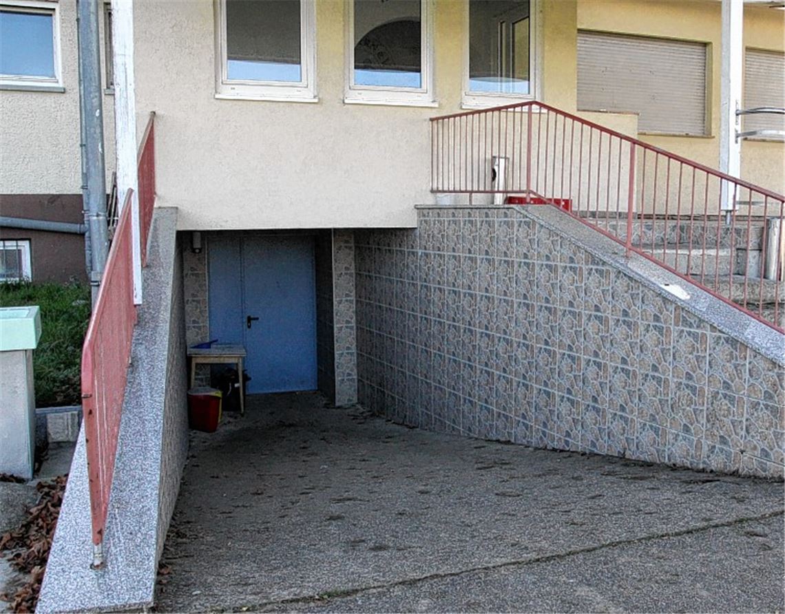 Tatort Fußballplatz: der Eingang zum Umkleidekabinentrakt im Clubhaus des 1. FC Dürrn, wo sich der Zwischenfall am Sonntagabend nach der Partie zwischen der SG Ölbronn-Dürrn und Viktoria Enzberg abgespielt hat. Foto: Eigner