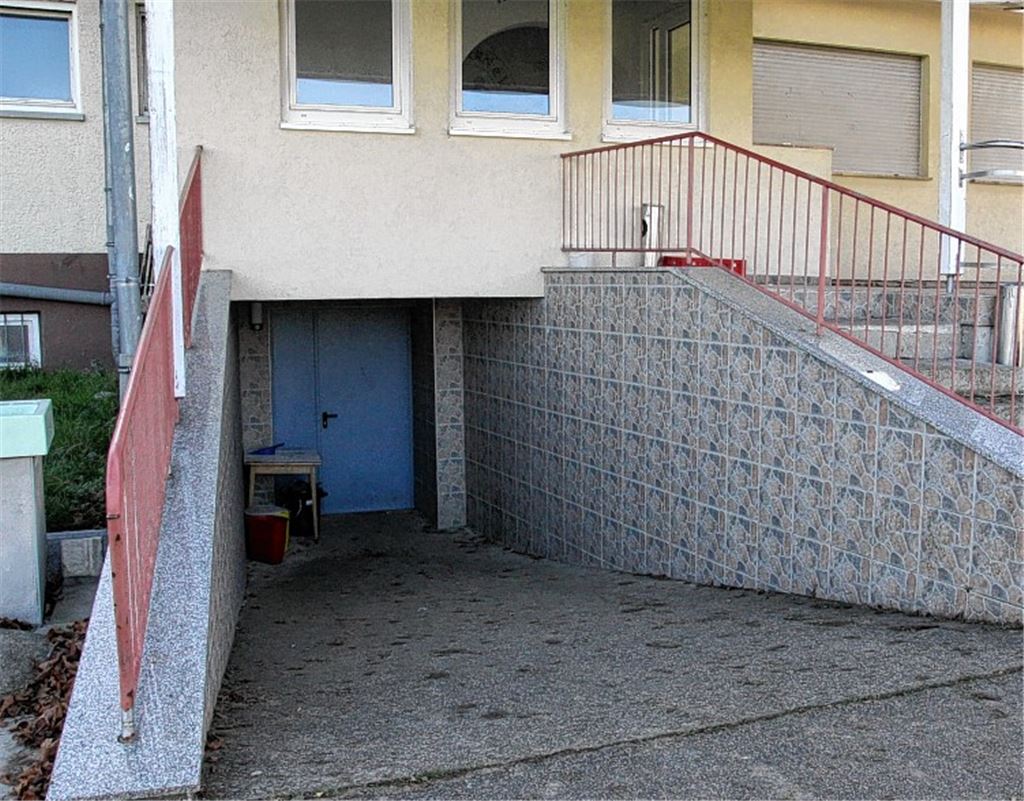 Tatort Fußballplatz: der Eingang zum Umkleidekabinentrakt im Clubhaus des 1. FC Dürrn, wo sich der Zwischenfall am Sonntagabend nach der Partie zwischen der SG Ölbronn-Dürrn und Viktoria Enzberg abgespielt hat. Foto: Eigner