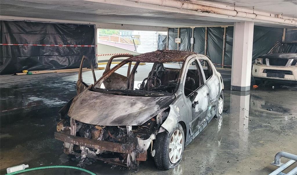 Tatort Goethe-Parkhaus: Ein bereits völlig zerstörter Peugeot wird nochmals in Brand gesteckt. Foto: Einsatz-Report24