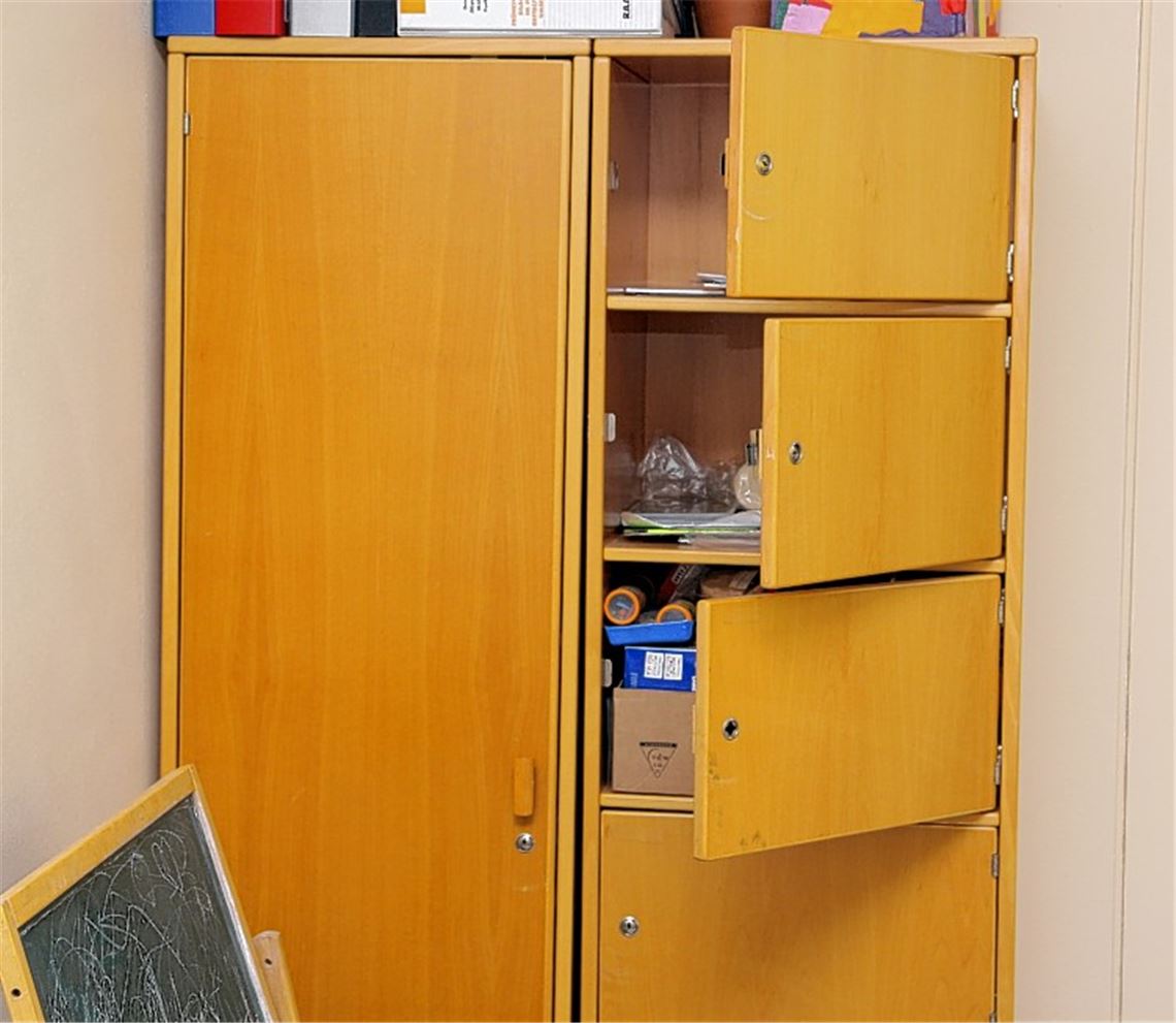Tatort Kindergarten: In Iptingen hebelt ein Einbrecher auf der Suche nach Wertsachen die Schließfächer im Büro auf. (Foto: Franz)
