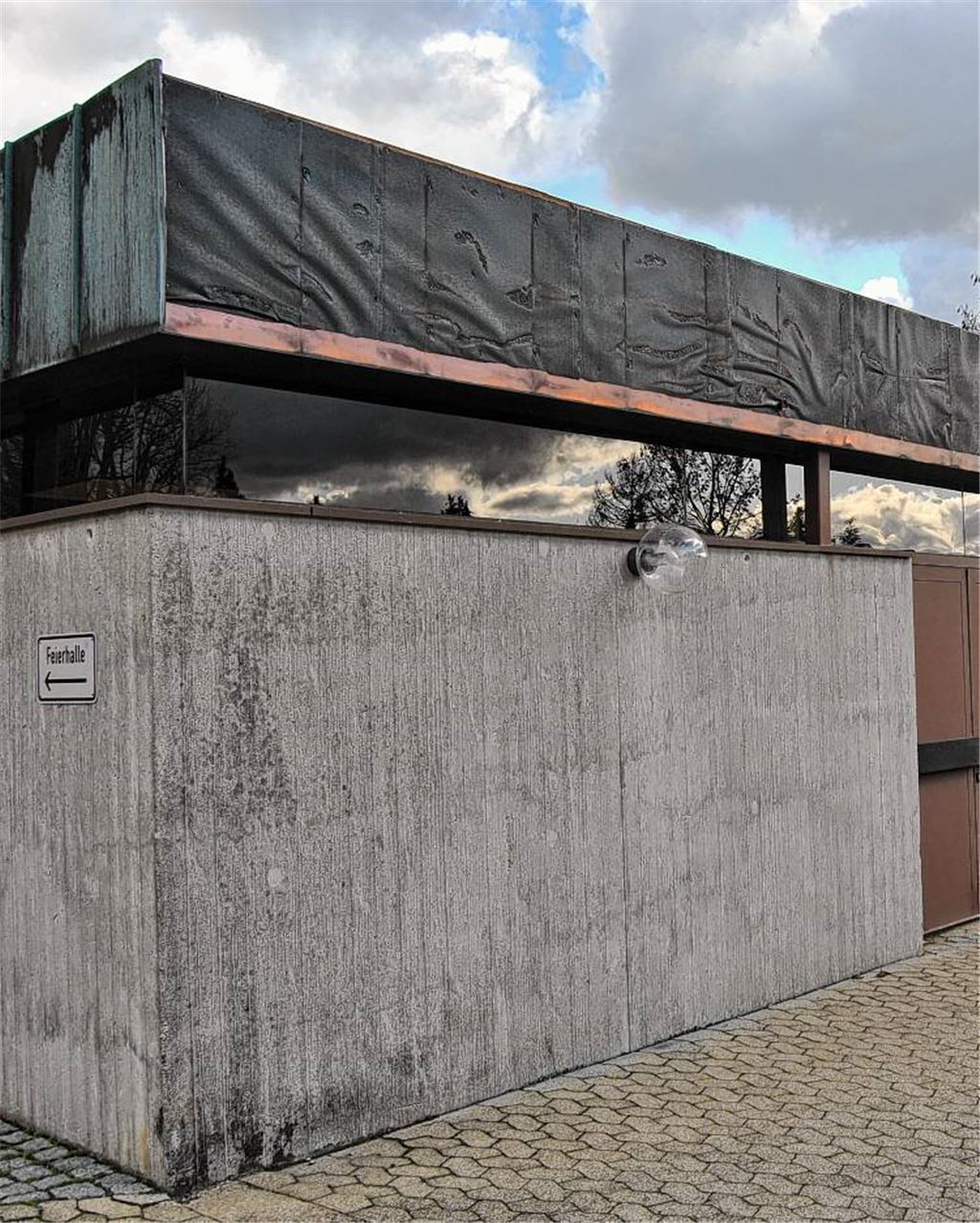 Tatort Leichenhalle: Beim versuchten Diebstahl auf dem Knittlinger Friedhof entsteht der Stadt ein Schaden von rund 13000 Euro. Dabei hatten die beiden Täter, bevor sie auf frischer Tat ertappt wurden, bereits die komplette Dachverwahrung auf der Westseite abmontiert. Archivfoto: Haller