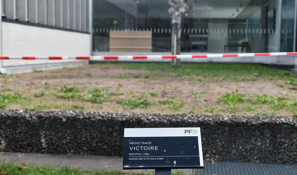 Tatort Pforzheimer Schmuckmuseum: Das stattliche Loch im Fenster ist bereits provisorisch verbarrikadiert. Foto: Myroshnichenko