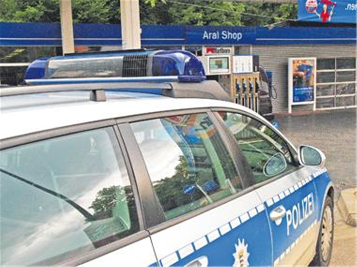 Tatort Tankstelle: Am Dienstagnachmittag hat ein maskierter und bewaffneter Mann den Aral-Shop an der Stuttgarter Straße in Mühlacker überfallen. Der Täter, der eine junge Angestellte und ihren Kollegen bedrohte, hatte sich offenbar durch den Hintereingang angeschlichen. Foto: Eier