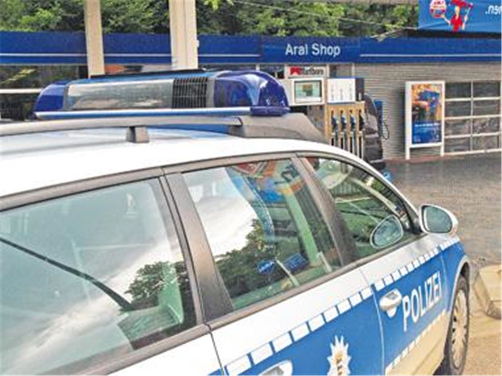 Tatort Tankstelle: Am Dienstagnachmittag hat ein maskierter und bewaffneter Mann den Aral-Shop an der Stuttgarter Straße in Mühlacker überfallen. Der Täter, der eine junge Angestellte und ihren Kollegen bedrohte, hatte sich offenbar durch den Hintereingang angeschlichen. Foto: Eier