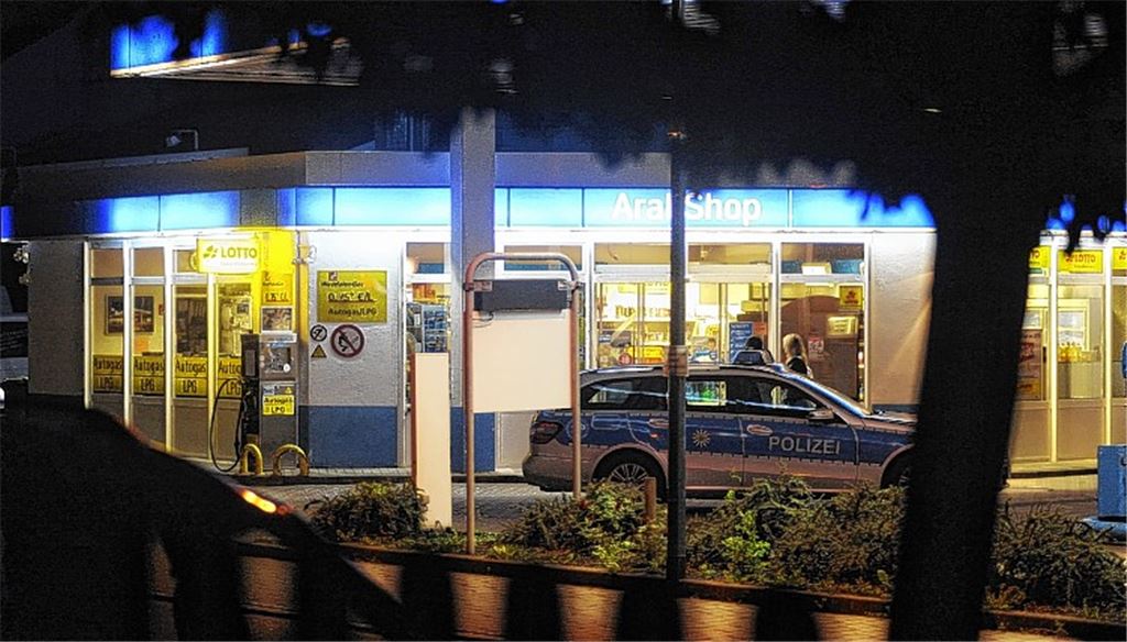 Tatort Tankstelle: Bereits kurz nach dem nächtlichen Überfall nimmt die Polizei die Ermittlungen auf. Gleichzeitig läuft die Großfahndung, in die auch ein Hubschrauber eingebunden ist.