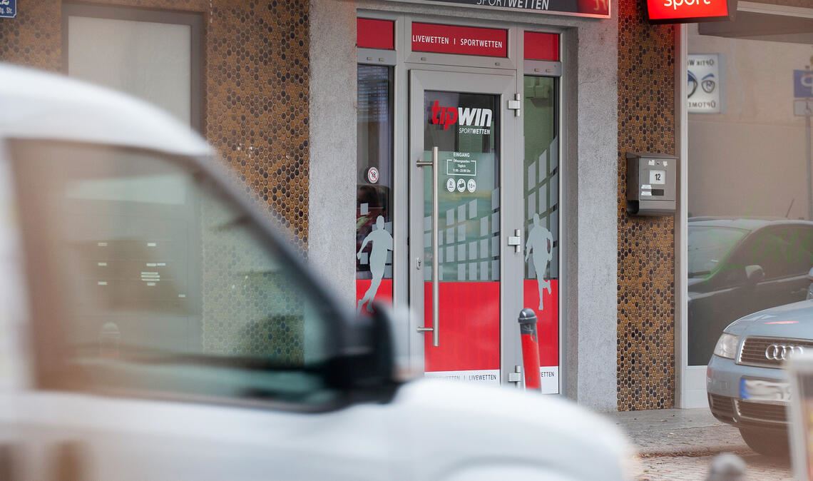 Tatort Wettbüro: In der Stuttgarter Straße in Knittlingen schlägt ein bewaffneter Räuber zu. Foto: Fotomoment