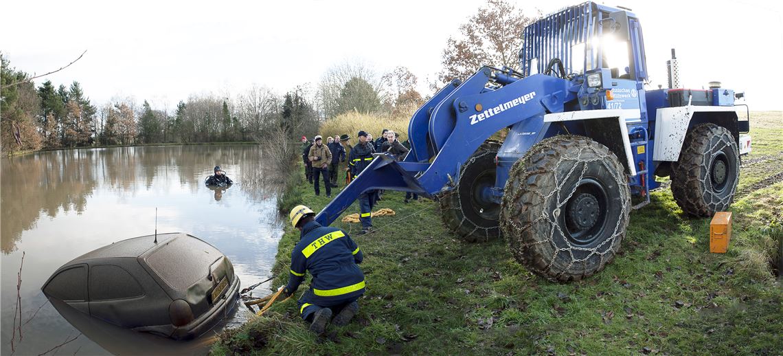 Taucher bergen PKW aus Anglersee. (Foto: Richter)