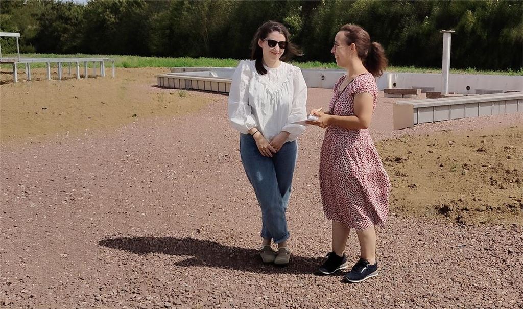 Tauschen sich über die Ornamenta aus: Die niederländische Journalistin Fabienne Rachmadiev und Ramona Deeg (re.), Redakteurin des Mühlacker Tagblatt. Foto: privat