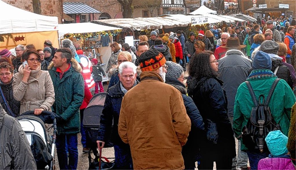 Tausende Besucher drängen sich auf dem Maulbronner Weihnachtsmarkt. Kleines Bild oben: Angela Stark zeigt eine Tasse mit dem Wappentier der Stadt. Unten: Blick zu den Sternen. Fotos: Stahlfeld