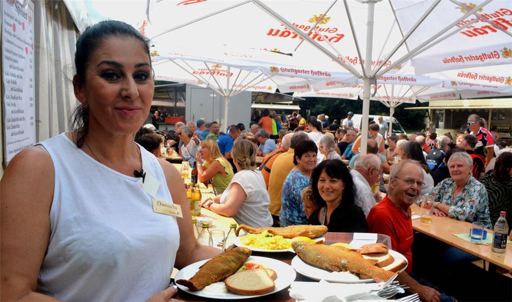 Tausende Besucher strömen auf das Fischerfest und lassen sich vor allem den Fisch schmecken. Fotos: Stahlfeld