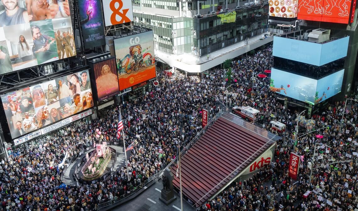 "No Kings": Amerikaner gehen gegen Trump auf die Straße Tausende Demonstranten füllten den Times Square in New York.