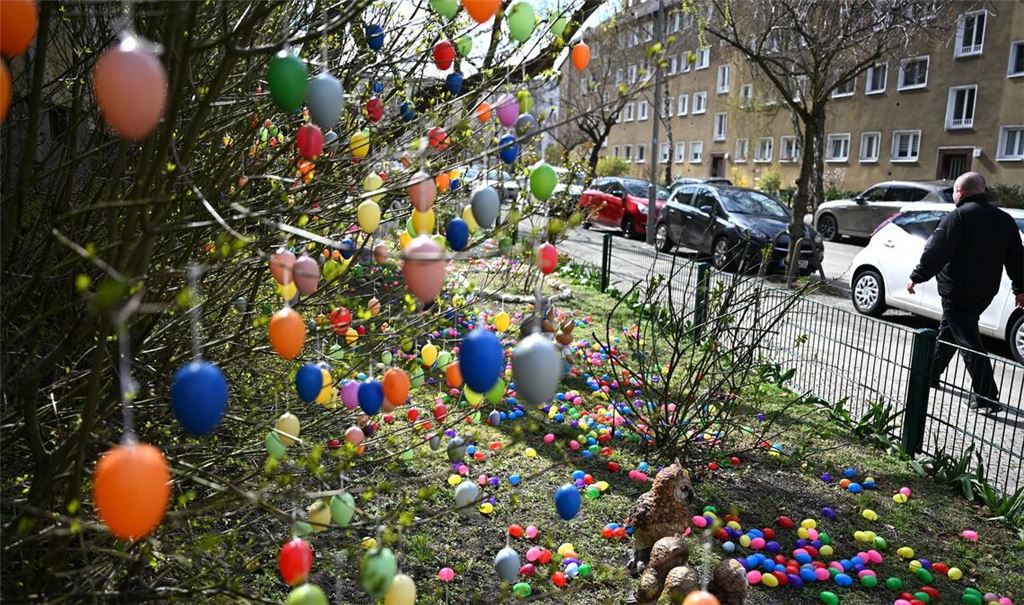 Tausende Eier verzieren in Berlin-Westend die Vorgärten.