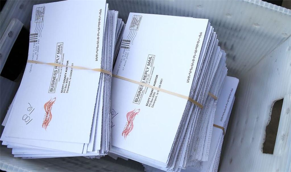 Tausende Formulare für die Briefwahl liegen in Umschlägen in einem Kasten (Symbolbild).