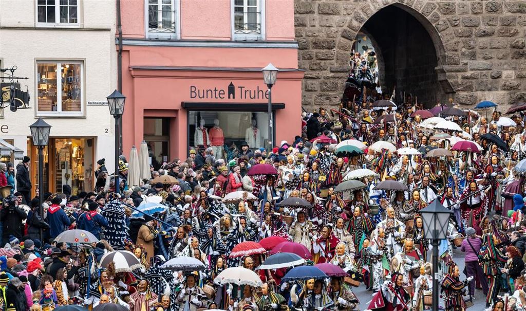 Tausende Narren ziehen während des Narrensprungs durch die Innenstadt.