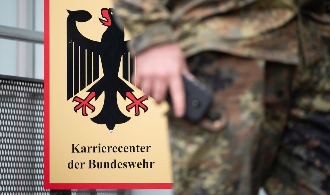 Tausende junge Männer sind offenbar nicht bereit, den für sie verpflichtenden Fragebogen zum neuen Wehrdienst auszufüllen (Symbolfoto).