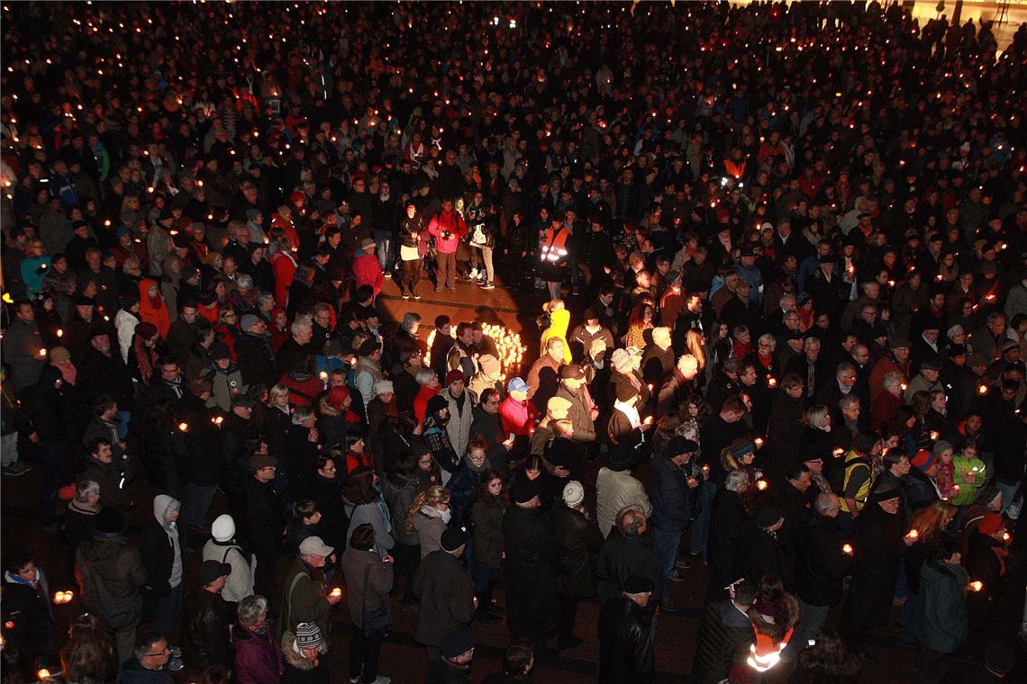 Tausende setzen ein Zeichen für den Frieden. Foto: Wacker