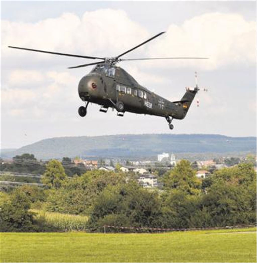 Tausende von Besuchern kamen am Wochenende zum Flugplatzfest nach Dürrmenz. Hauptattraktion war der Sikorsky-Hubschrauber S -58, der in den 60er-Jahren bei der Bundeswehr im Einsatz wa r(Bild rechts). Foto: Stahlfeld