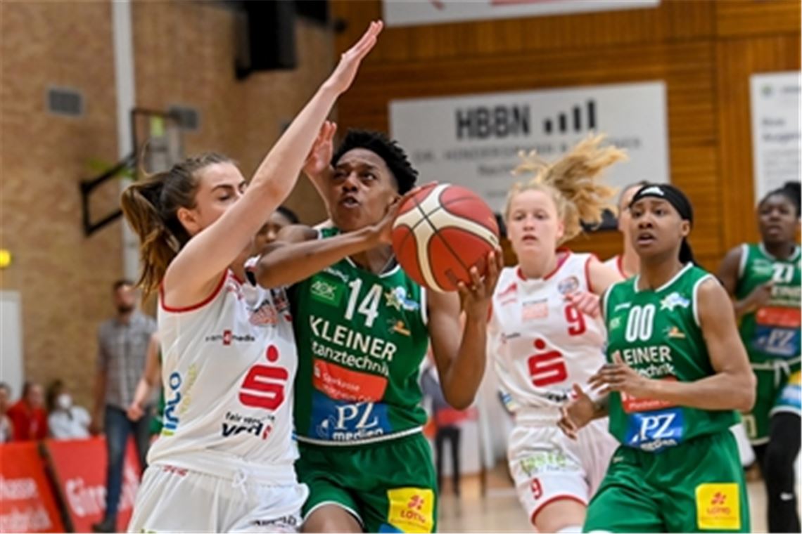 Taylor Mingo (grün, 14) von den Sternen zeigt in Osnabrück eine starke Partie. Foto: Nico Paetzel