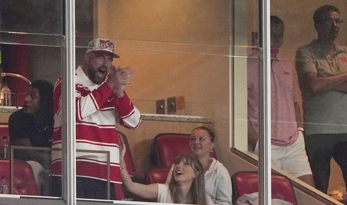 Swift und Kelce zeigen sich nach Verlobung im Stadion Taylor Swift mit ihrem Verlobten Travis Kelce