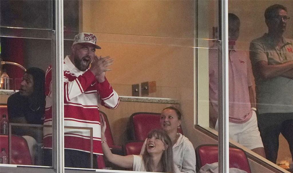 Taylor Swift mit ihrem Verlobten Travis Kelce