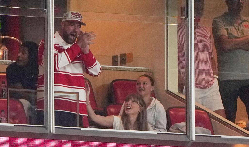 Taylor Swift sitzt zusammen mit ihrem Verlobten Travis Kelce in einer Loge in Kansas City und schauen sich gemeinsam das  NCAA-College Spiel zwischen Cincinnati und Nebraska an.