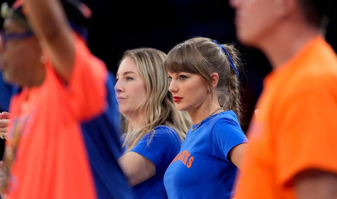 Taylor Swift und Este Haim schauen während der ersten Hälfte von Spiel 4 in der NBA-Finalserie zwischen den New York Knicks und den San Antonio Spurs zu.