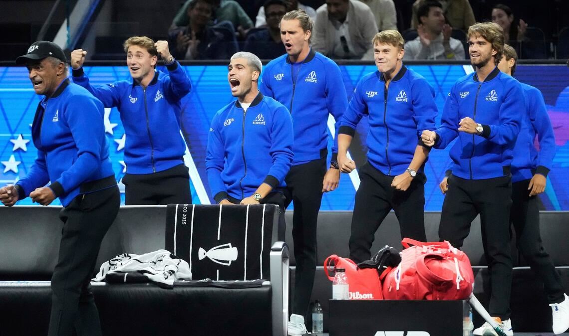 Team Europa mit dem Deutschen Alexander Zverev (4. v. l.) liegt beim Laver Cup gegen Team Welt in Führung.