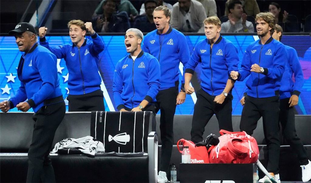 Team Europa mit dem Deutschen Alexander Zverev (4. v. l.) liegt beim Laver Cup gegen Team Welt in Führung.