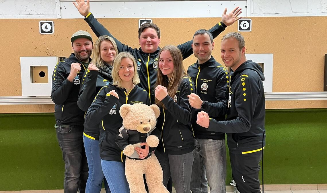 Team mit noch namenlosem Maskottchen: Adrian Mannhardt (v.li.), Jenny Gneiser, Sina Gilmore (Ersatzschützin), Max Fink, Jana Hinkel, Jochen Palmer (Mannschaftsführer) und Markus Burkhardt. Foto: privat