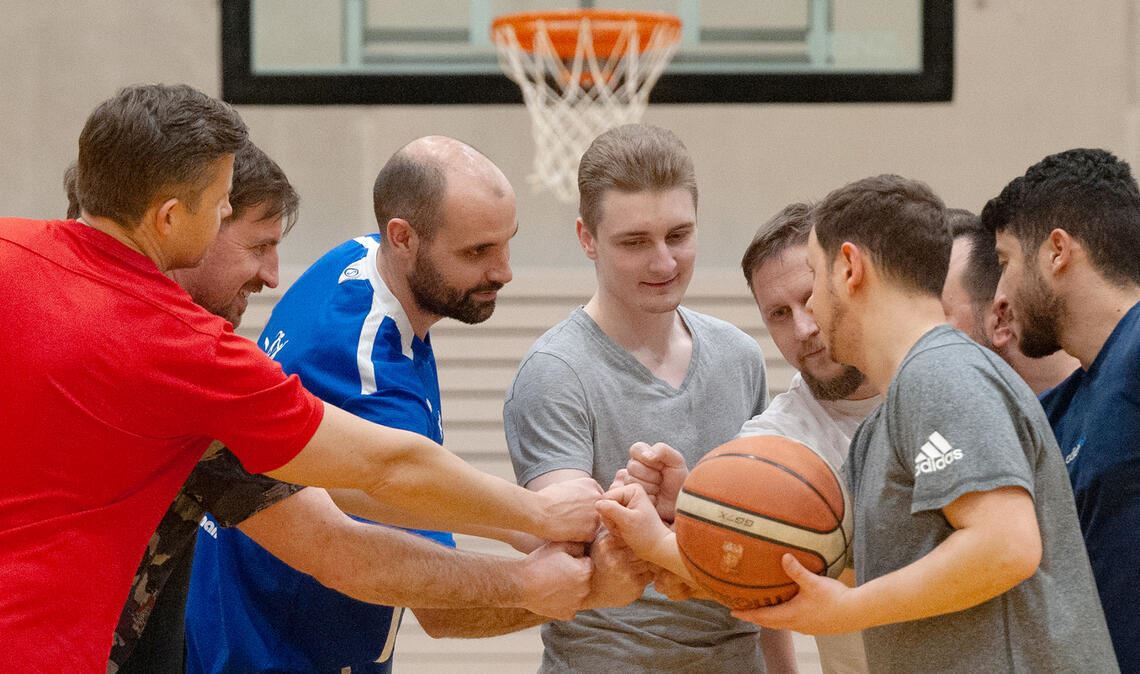 Teamgeist wird groß geschrieben: Spielertrainer Markus Mahler (3.v.li.) stimmt die Mannschaft auf das nächste Spiel an diesem Samstag ein. Fotos: Fotomoment