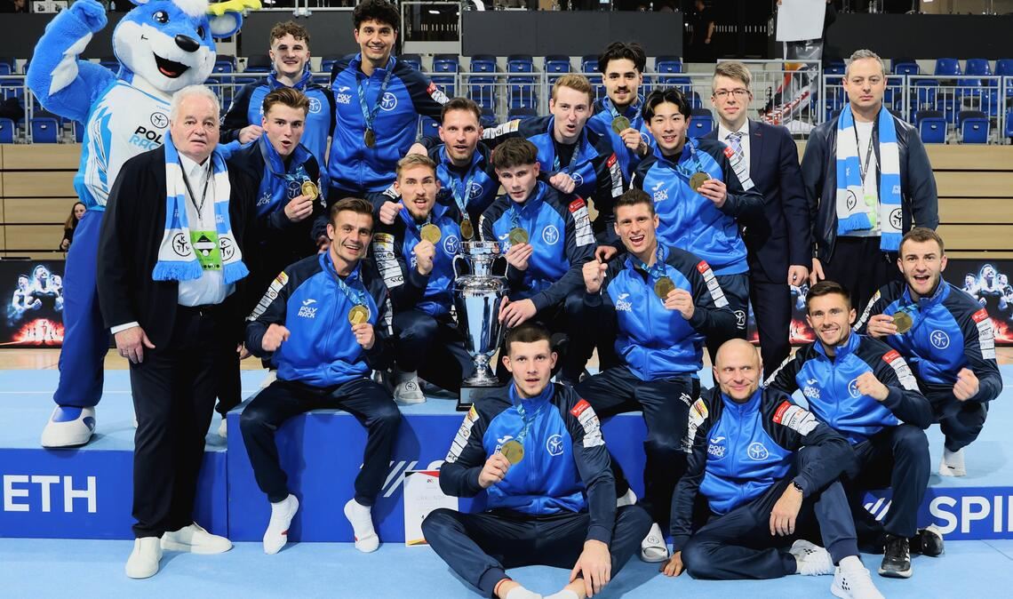 Teamsieg: Die Straubenhardter Turnmannschaft mit Ehrenpräsident Horst Rapp (li.) und Präsident Andreas Rapp (hinten, re.). Fotos: Tom Arendt