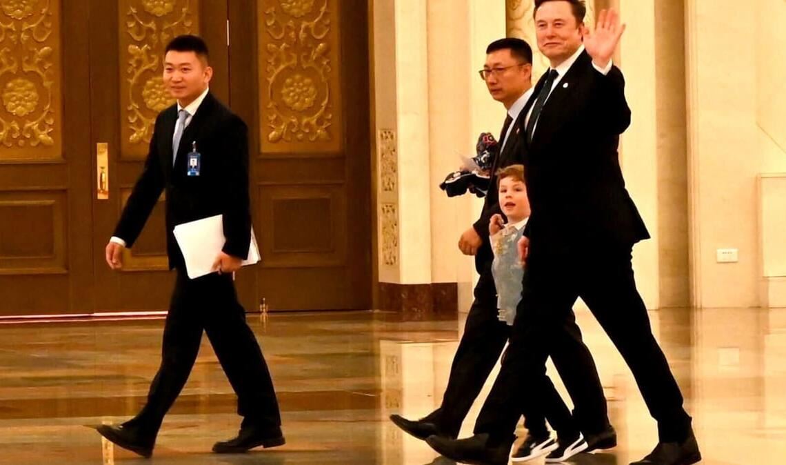 Tech-Milliardär und Tesla-Gründer Elon Musk läuft mit seinem Sohn X Æ A-XII durch die Große Halle des Volkes. (Archivfoto)