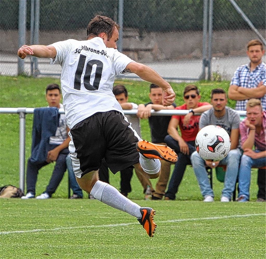 Technisch hochwertig nimmt Ölbronn-Dürrns Florian Breit im Eröffnungsspiel gegen den 1. Bauschlott den Ball mit.
