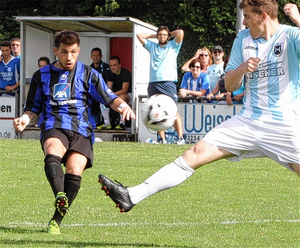 Technisch stark, quirlig und torgefährlich: Fabio Tricarico (li.) wird dem SV Illingen fehlen. Groß, robust und kopfballstark: Arne Körner (re.) verkörpert einen ganz anderen Spielertyp.