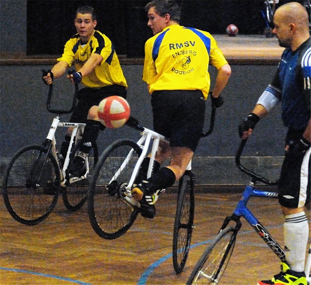 Technische Raffinesse: Christoph Stähle (re. im gelben Trikot) und sein Partner Fabian Burkhard bieten reizvollen und spannenden Radball. Foto: Fotomoment