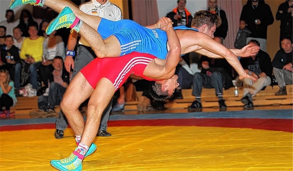 Technische Überlegenheit: Der erst 17-jährige Arian Güney (in Rot) hebelt seinen Kontrahenten Yves-Heiko Gies im letzten Liga-Heimkampf aus.