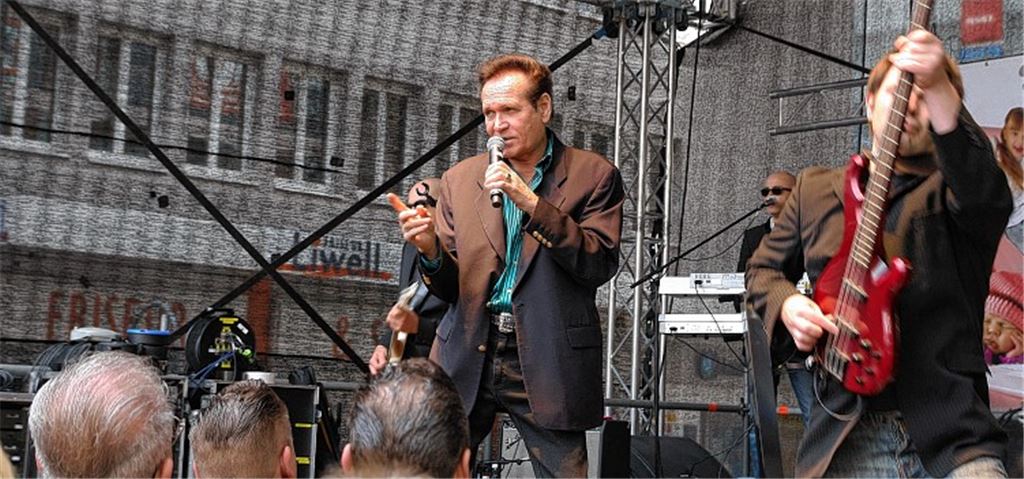 Ted Herold regiert als deutscher König des Rock ’n’ Roll auf der Bühne und animiert die Besucher in der Innenstadt zum Mittanzen. Foto: Wacker