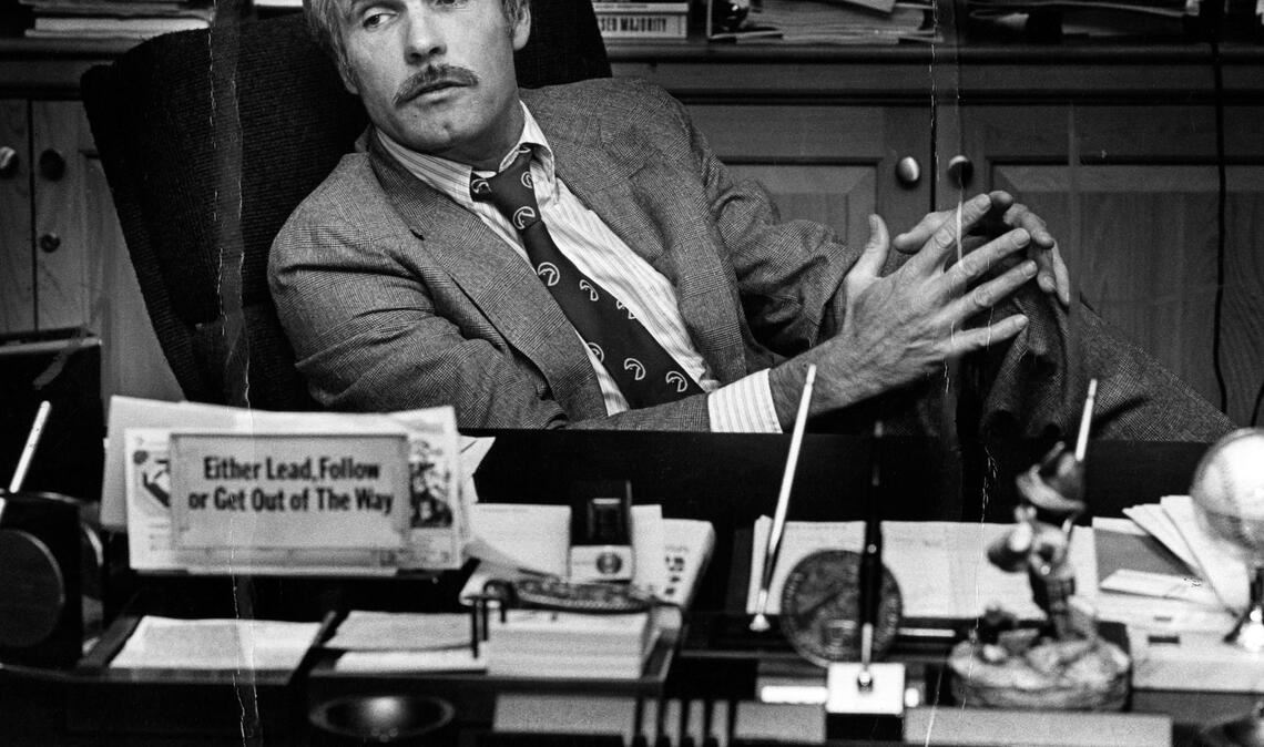 Ted Turner sitzt 1982 an seinem Schreibtisch im CNN Center.