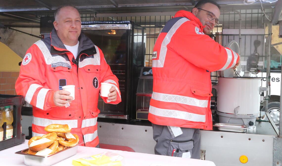 Autarker DRK-Anhänger ist sogar lernfähig Tee, Kaffee oder Würstchen: Einsatzkräfte, die stundenlang gefragt sind, freuen sich über eine kurze Pause mit Verpflegung vor Ort. In Illingen steht nun ein Anhänger, der die Stromversorgung für die dafür benötigten Verpflegungsstellen deutlich vereinfacht. Fotos: Deeg