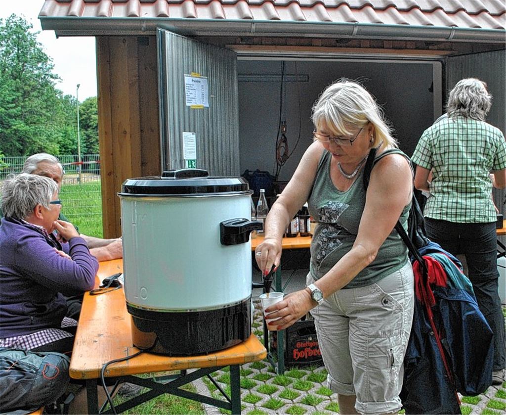 Tee zur Erfrischung: An den Kontrollstellen treffen sich die befreundeten Wanderer. Fotos: Stahlfeld