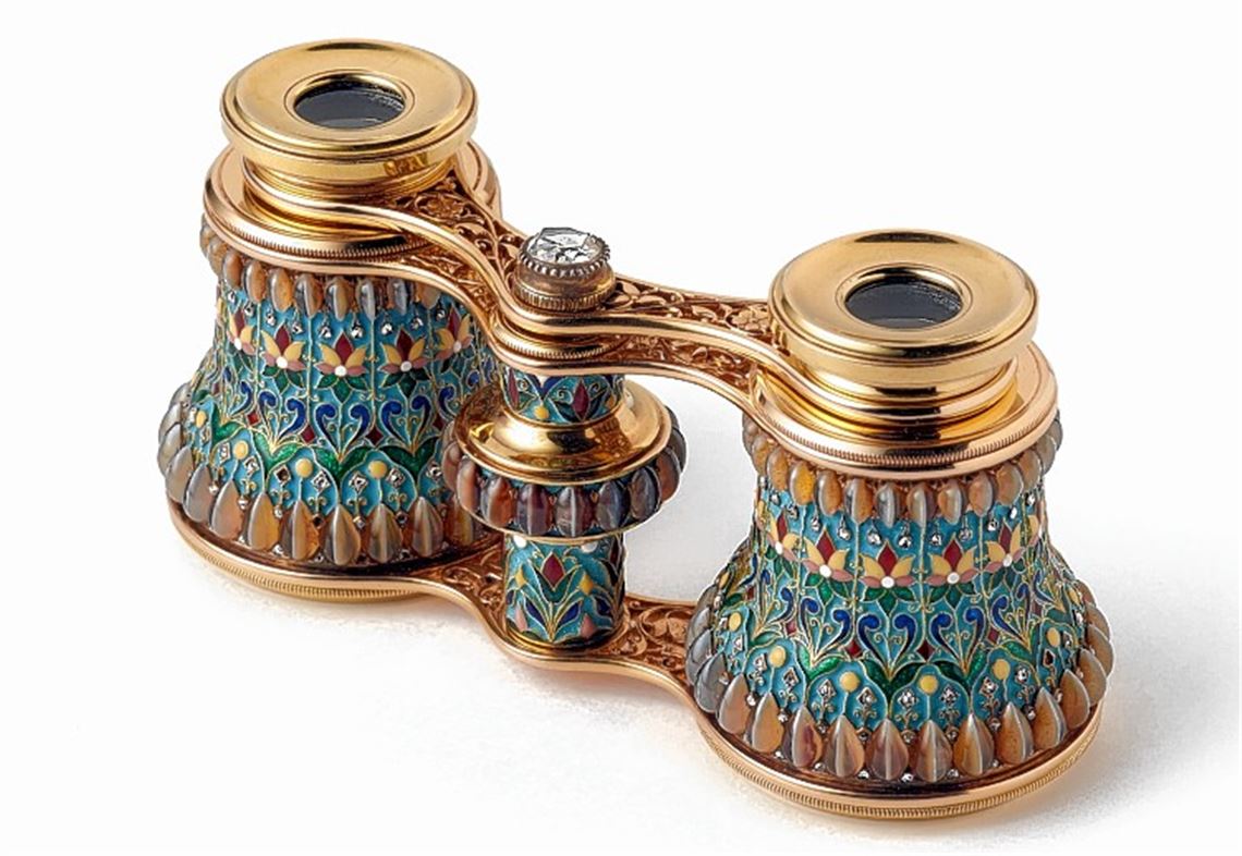 Teil der Ausstellung ist ein kunstvoll verziertes Opernglas.