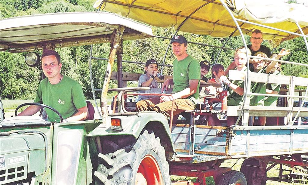 Teil des Programms beim Familientag auf dem Bauernhof Aichele: Bei Fahrten auf dem Planwagen geht es unter anderem zum Hühnermobil und zu den Himbeerfeldern. Foto: Müller