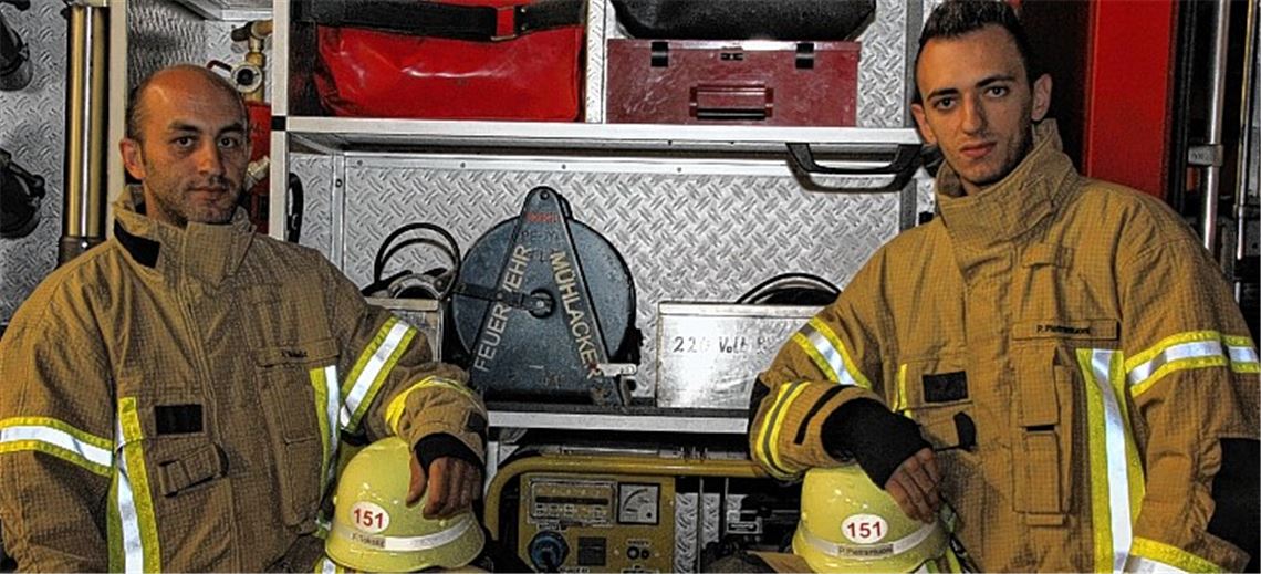Teil einer starken Gemeinschaft: Fehat Toksöz (li.) und Patrick Pietrantuoni haben sich, im Vergleich gesehen, spät für einen ehrenamtlichen Dienst in der Feuerwehr entschieden.