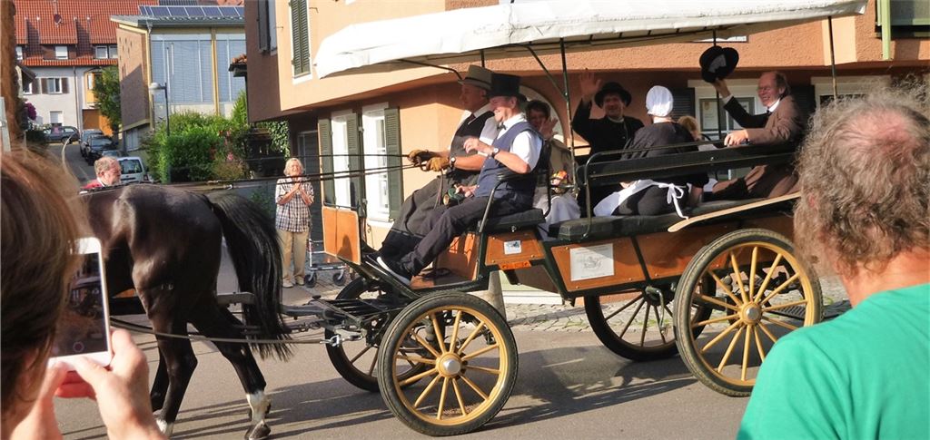 Teil eines großen Spektakels: die Einfahrt der Kutsche in Weinsberg. Mit dabei ist Manfred Rapp alias Ludwig Uhland (re.). Foto: privat