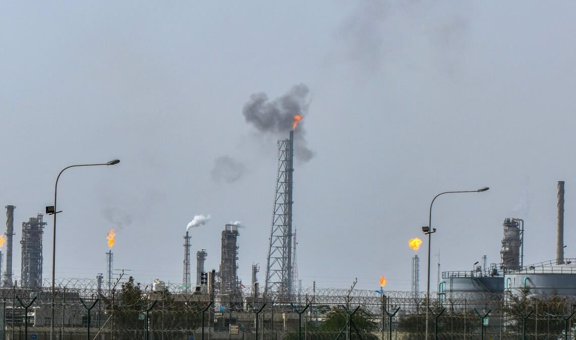 Teile der Mina Al-Ahmadi Ölraffinerie in Kuweit sind nach Drohnenangriffen abgeschaltet worden.