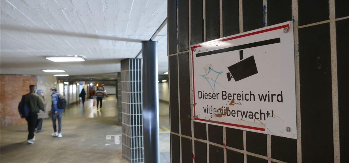 Teile der Pforzheimer Bahnhofsunterführung werden videoüberwacht. Schilder weisen darauf hin. Auch in Knittlingen wird es bald die entsprechenden Tafeln geben. Foto: Roth