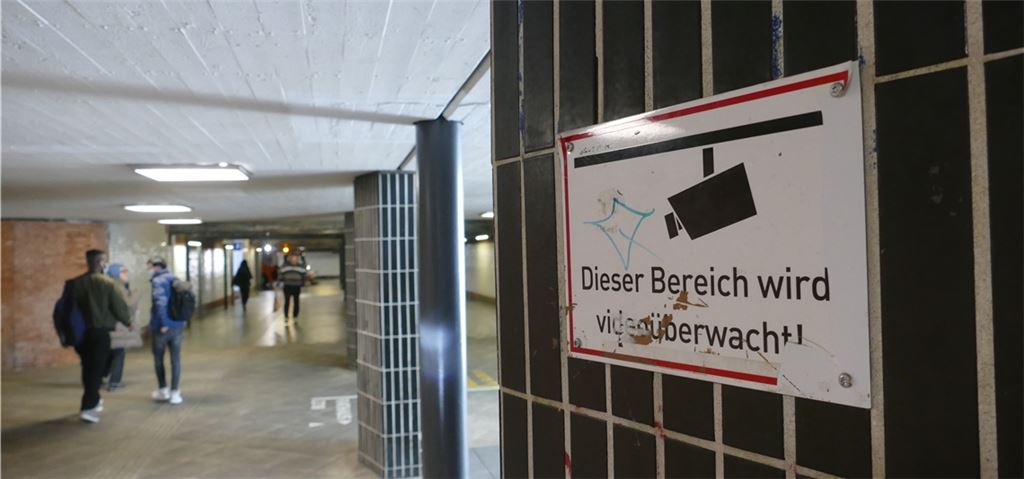 Teile der Pforzheimer Bahnhofsunterführung werden videoüberwacht. Schilder weisen darauf hin. Auch in Knittlingen wird es bald die entsprechenden Tafeln geben. Foto: Roth